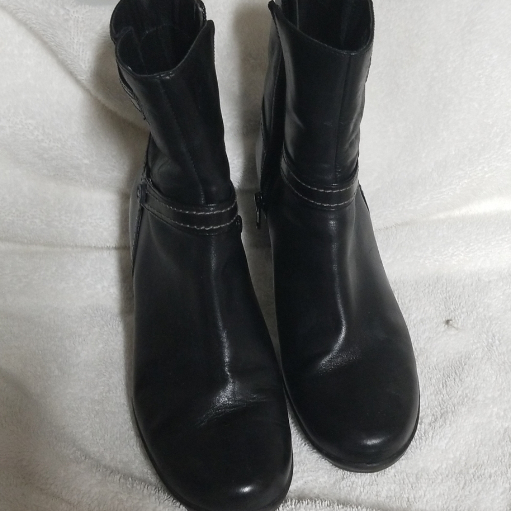 Clarks. Ankle boots. 7.5. Black